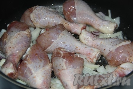 Затем выложить в сковороду порционные части курицы. 