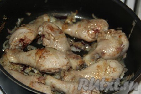Обжарить мясо с луком на среднем огне в течение 10 минут, периодически переворачивая кусочки курицы и перемешивая лучок. 