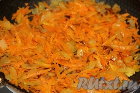 Обжарить лук с морковкой на среднем огне минут 7, периодически помешивая, затем снять с огня и слегка остудить. 
