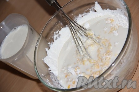 Затем, вливая небольшими порциями молоко, перемешивать тесто венчиком.
