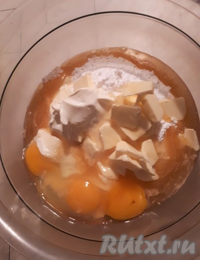 Добавить остальные ингредиенты: яйца, нарезанное на кусочки сливочное масло, жидкий мёд, сметану и замесить мягкое, приятное в работе тесто.

