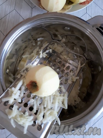Приготовить яблочную начинку. Яблоки очистить от кожицы и семян, натереть на тёрке.
