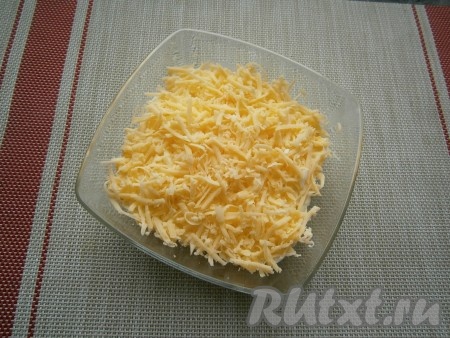 Верхним слоем выложить натёртый твёрдый сыр, его смазывать майонезом не нужно. Все слои не нужно слишком утрамбовывать и прижимать, чтобы салатик был воздушным. 