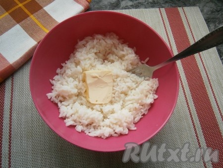Готовый горячий рис выложить в миску, сразу добавить сливочное масло, перемешать. 