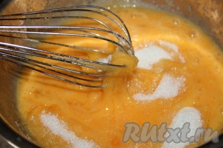 Вначале испечём корж. Для замешивания теста нужно яйца взбить с сахаром до однородности. 
