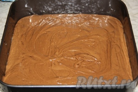 Получится однородное шоколадное тесто, напоминающее сметану средней густоты, вылить его в форму для выпечки, смазанную маслом. 
