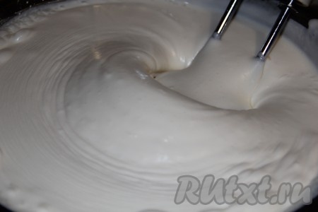 Для приготовления крема охлаждённые сливки нужно взбить с сахаром с помощью миксера до загустения. 
