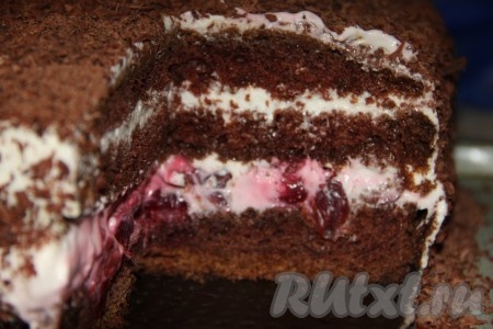 Вот таким аппетитным торт "Чёрный лес" с  вишней получился в разрезе. Приготовьте торт по этому рецепту в домашних условиях и насладитесь его великолепным вкусом!
