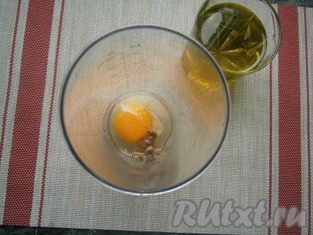 В высокий стакан блендера разбить яйцо, всыпать соль, сахар, добавить горчицу.
