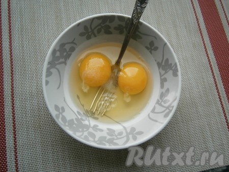 Первым делом приготовим яичные блинчики, для этого нужно яйца разбить в миску, добавить щепотку соли.
