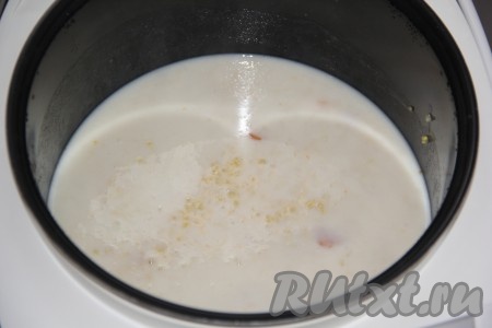 Затем влить молоко, закрыть крышку мультиварки и готовить пшённую кашу с курагой, периодически перемешивая, до звукового сигнала.

