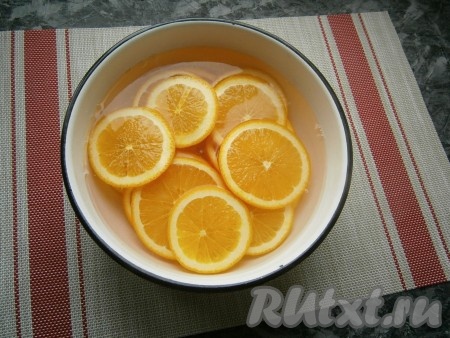 Апельсины сложить в миску (или кастрюльку), полностью залить холодной водой, довести до кипения и проварить на слабом огне 3-4 минуты.
