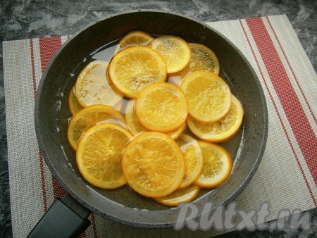 Далее на слабом огне варить апельсины в сиропе минут 40-50, периодически их перемешивая. Кожица апельсинов должна изменить цвет и стать полупрозрачной.
