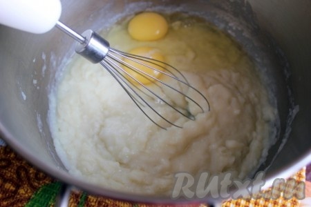 Мелко нарезать лук и обжарить его на растительном масле до мягкости. Очищенный картофель отварить в подсоленной воде, слить большую часть воды, добавить молоко и размять. Затем добавить к картошке яйца и сделать негустое пюре.
