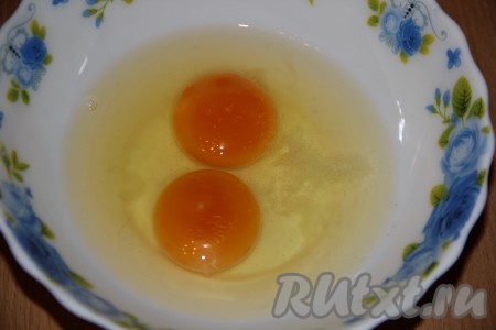 Вбить два яйца в глубокую миску.

