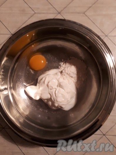 В миске соединить продукты для маринада: яйцо, йогурт, 1 столовую ложку муки, слегка взбить венчиком.
