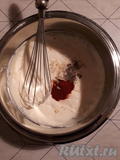 В приготовленный йогуртовый маринад выдавить чеснок, добавить соль, чёрный молотый перец и паприку, перемешать.
