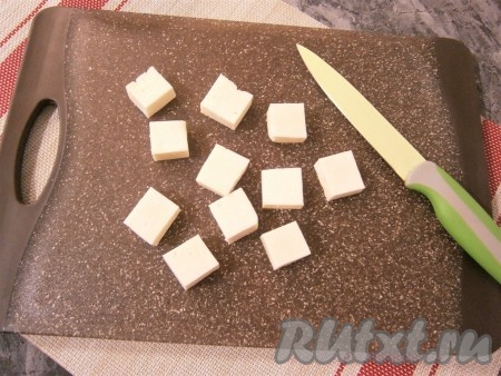 Сыр нарезать кубиками размером около 2-3 см.
