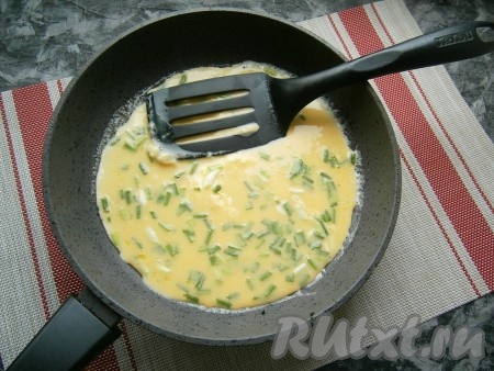 Вылить яичную массу на сковороду, предварительно разогретую с 10 граммами сливочного масла.
