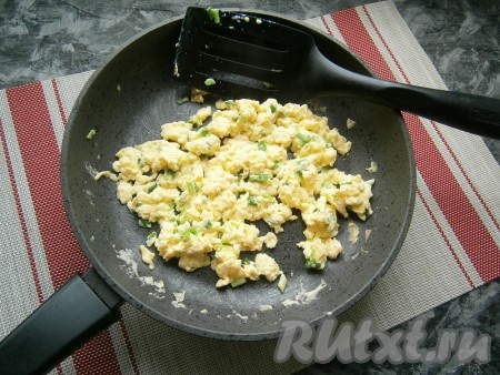 Жарить яйца на среднем огне, постоянно перемешивая, чтобы получился омлет кусочками.
