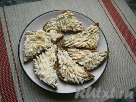 Намазать творожный сыр (я купила творожный сыр с зеленью) на ломтики хлеба.