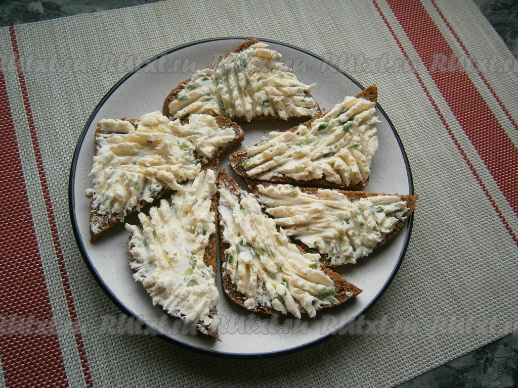 Бутерброды со шпротами и плавленным сыром - 8 пошаговых фото в рецепте