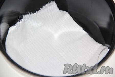 На дно чаши для мультиварки положить кусок сложенной в 2-3 раза хлопчатобумажной ткани (можно выложить сложенную в несколько раз марлю или хлопчатобумажное полотенце).
