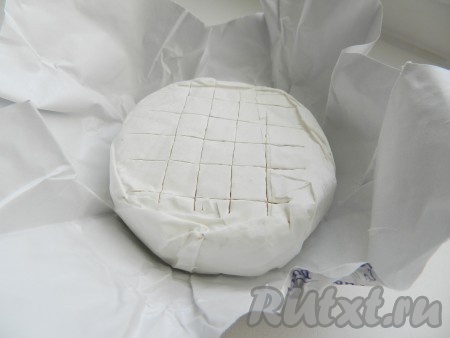 На поверхности сыра камамбер сделать неглубокие надрезы, завернуть в бумагу для выпечки, поместить в огнеупорную форму и поставить запекаться в нагретую до 180 градусов духовку на 10-15 минут, чтобы сыр расплавился.