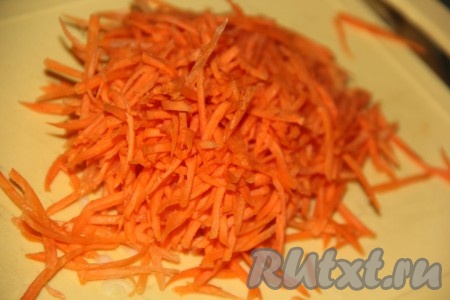 Очистить и натереть на крупной тёрке морковку.
