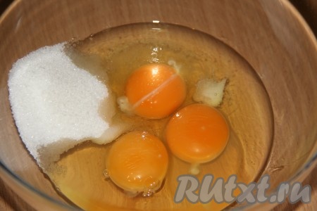 Соединить яйца, сахар и соль.
