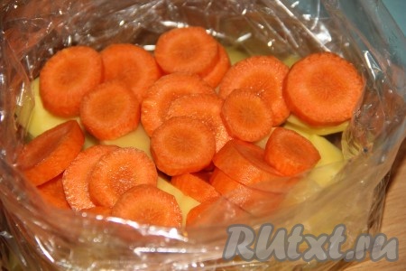 В рукав с картофелем выложить очищенную и нарезанную на кружочки морковь.

