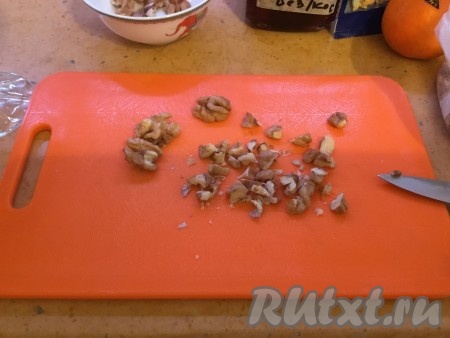 Нарезаем орехи на кусочки и выкладываем поверх печенья.