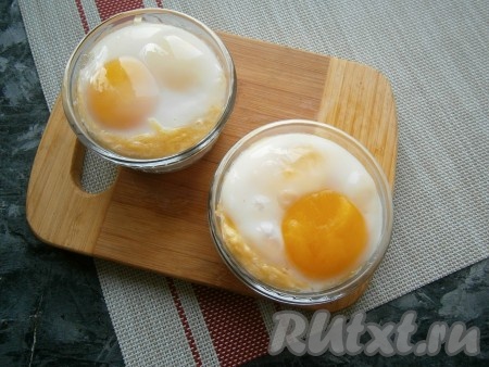 Запекать (готовить) яйца-кокот при температуре 190 градусов около 15 минут (или, возможно, меньше или больше - в зависимости от того, какой желток вам нравится). 

