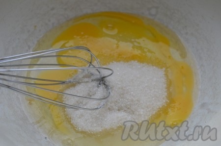 Яйцо взбиваем венчиком с сахаром и солью.
