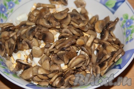 Добавить остывшие грибы в салат из яиц и куриной грудки.
