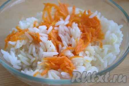 В миске соединить рис, отваренный до полуготовности, и обжаренную морковь, хорошо перемешать.
