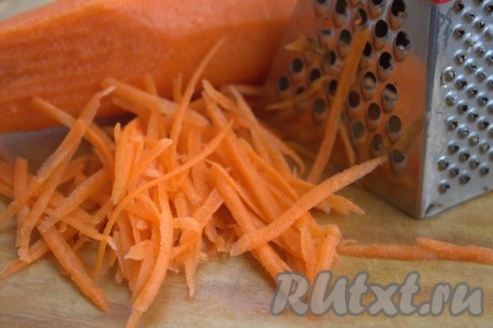 Морковь вымыть, очистить и натереть на средней тёрке. В сковороду влить растительное масло и поставить на огонь. Выложить в сковороду морковь и обжарить на среднем огне помешивая, примерно, 7-8 минут.
