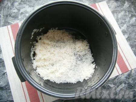 Самое главное - рис нужно очень хорошо промыть (то есть промыть 3-4 раза холодной водой, промывать нужно до тех пор, пока вода не станет прозрачной). Воду слить, рис высыпать в чашу мультиварки.
