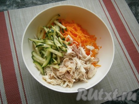 В салат из пекинской капусты и моркови добавить куриное мясо и нарезанный соломкой свежий огурец.
