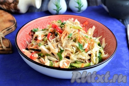 Очень вкусный, яркий салат, приготовленный из пекинской капусты с курицей и болгарским перцем, выложить в салатник и сразу подать к столу. Салатик нужно готовить только на один раз. 