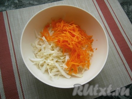 Капусту пекинскую тонко нарезать, добавить очищенную и натёртую на крупной тёрке морковь. 