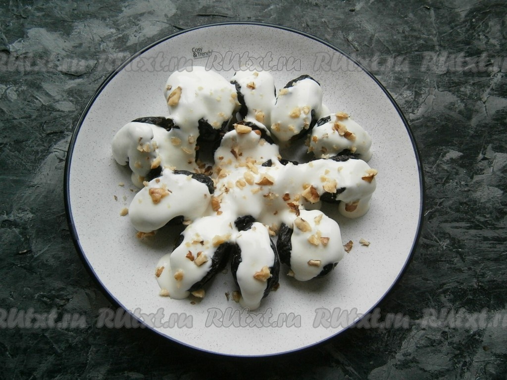 Рецепт десерта с черносливом и орехами со сметанным желе