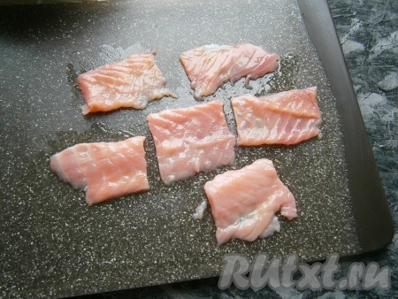 Рыбу нужно нарезать очень тонкими кусочками по длине брусочков риса. Лучше, конечно, купить уже нарезанную рыбу - будет аккуратнее.