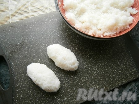 Предварительно нужно правильно отварить рис и заправить его уксусной заправкой, полностью остудить. Из готового риса сформировать аккуратные брусочки весом около 30 грамм.