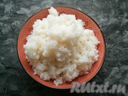 Рис отварить и заправить уксусной заправкой (можно приготовить рис и в мультиварке).