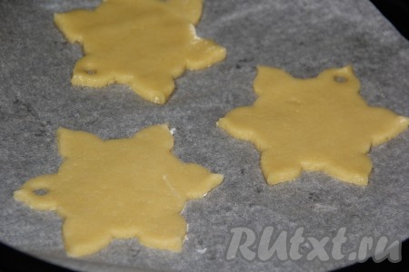 Заготовки печенья поместить на противень, застеленный бумагой для выпечки, и отправить в разогретую духовку.
