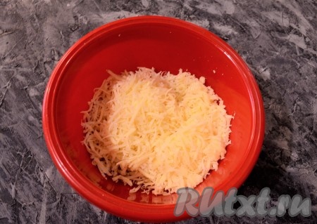 100 грамм сыра натереть на средней тёрке.
