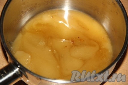 В сотейник выложить мёд. Для этого рецепта подойдёт даже засахаренный мёд, во время прогревания он растопится.
