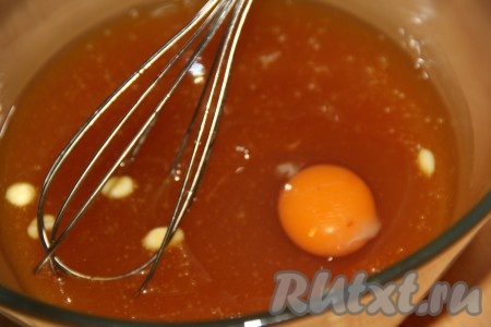 Массу перемешать венчиком до однородности, перелить в миску для замешивания теста, дать немного остыть. В остывшую массу добавить вначале одно яйцо, перемешать, а затем - второе яйцо и ещё раз перемешать.
