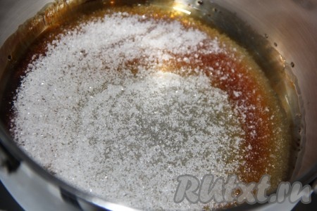 Поставить сотейник (или сковороду) на небольшой огонь и, не перемешивая, довести сахар до карамельного цвета. В процессе приготовления сотейник можно слегка покачивать, но не нужно перемешивать сахар ложкой. 
